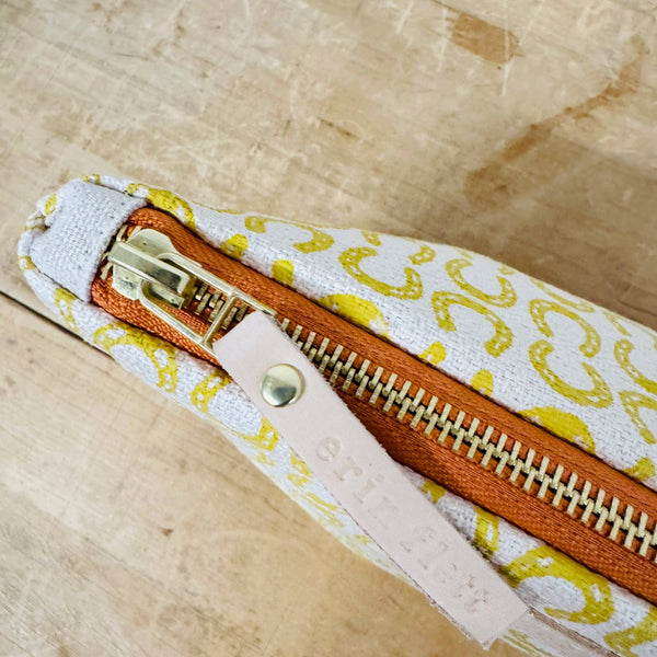 Laura Pouch – Horse Shoe