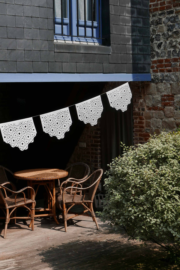 Paper garland - Camelia